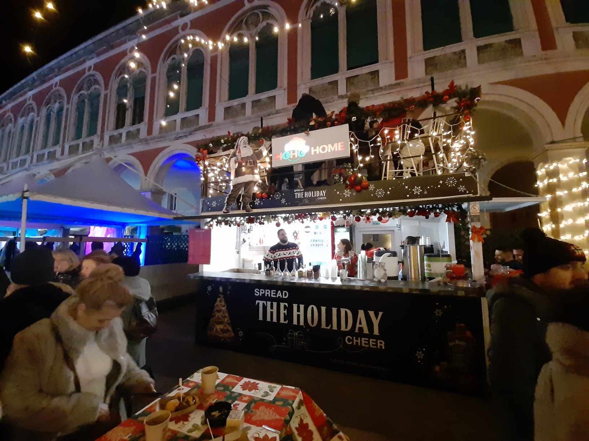 Zanimljiva poruka na adventskoj kućici