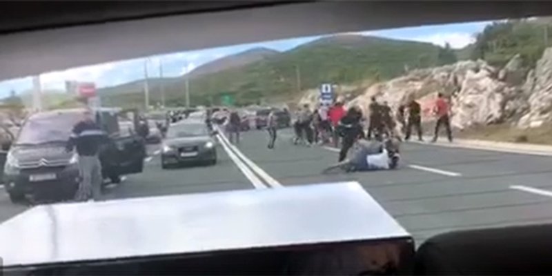 Četiri osobe ozlijeđene u sukobu navijača u Dugopolju, pogledajte video snimku tučnjave