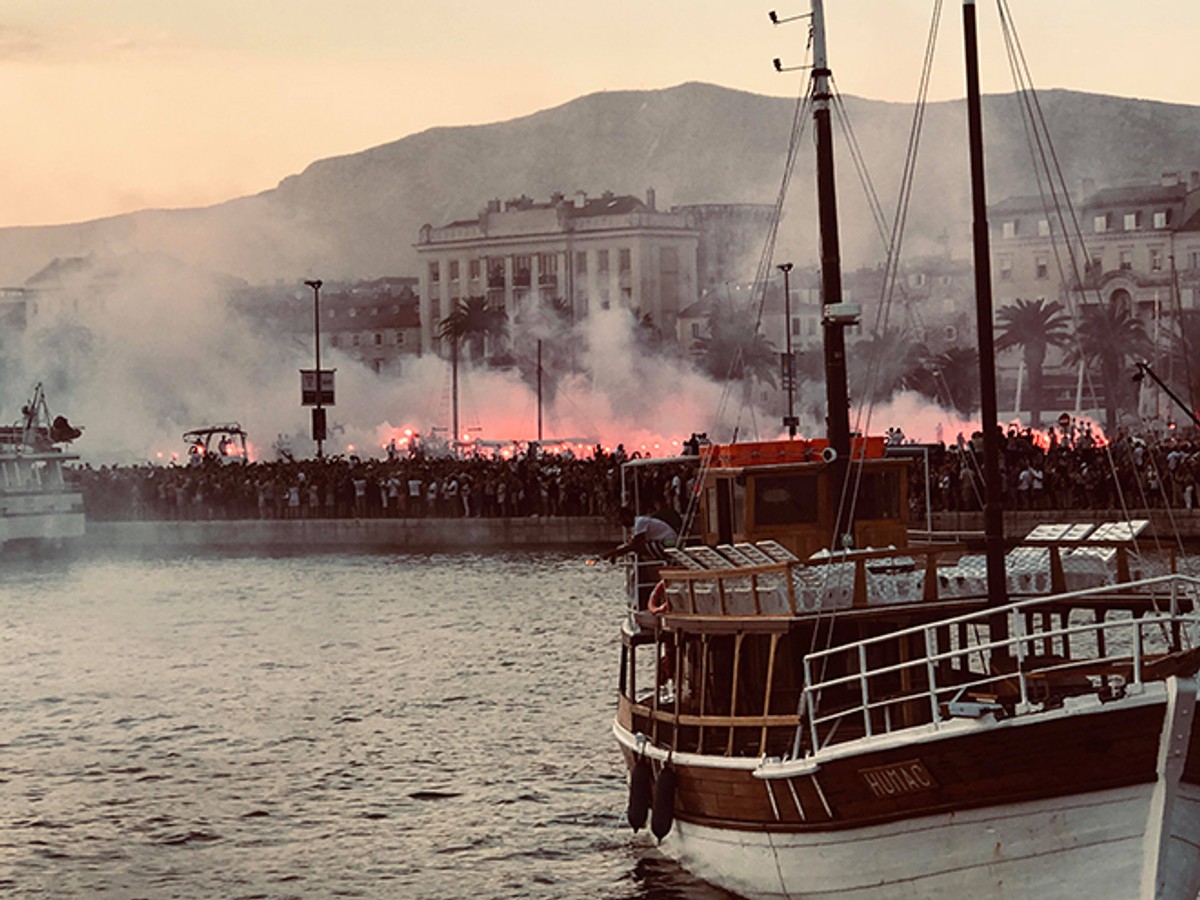 UŽIVO ISPRAĆAJ OLIVERA: Katamaran se otisnuo od obale uz pjesmu 'Vela Luka', brojni brodovi ga ispratili iz splitske luke