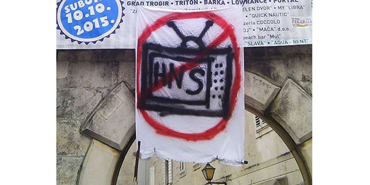 UŽIVO Kafić 'Mali gusar' u Omišu časti sve koji su došli ne gledati utakmicu