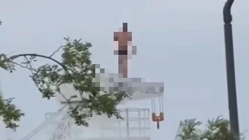 VIDEO Policija u Trogiru više od dva sata nagovarala rastrojenog muškarca da siđe s dizalice