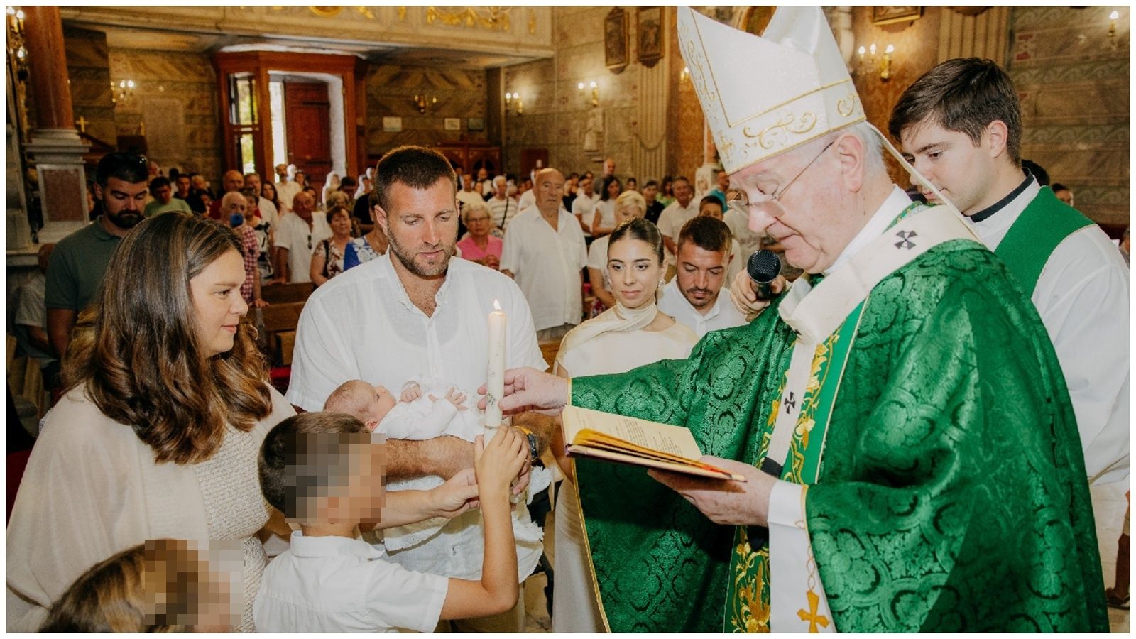 FOTO Nadbiskup Križić krstio Klaru, šesto dijete obitelji Špar