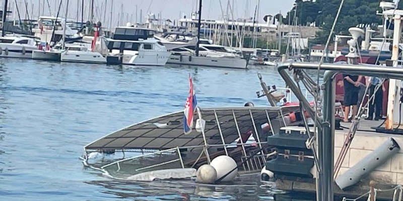 DRAMA NA ZAPADNOJ OBALI Brod s 50 osoba udario u kraj i počeo tonuti, kapetan priveden zbog alkoholiziranosti