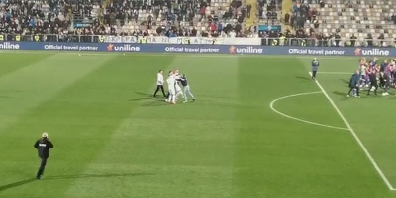 VIDEO: Još jedan navijač Rijeke uletio u teren pa dobio batine dok su hajdukovci slavili