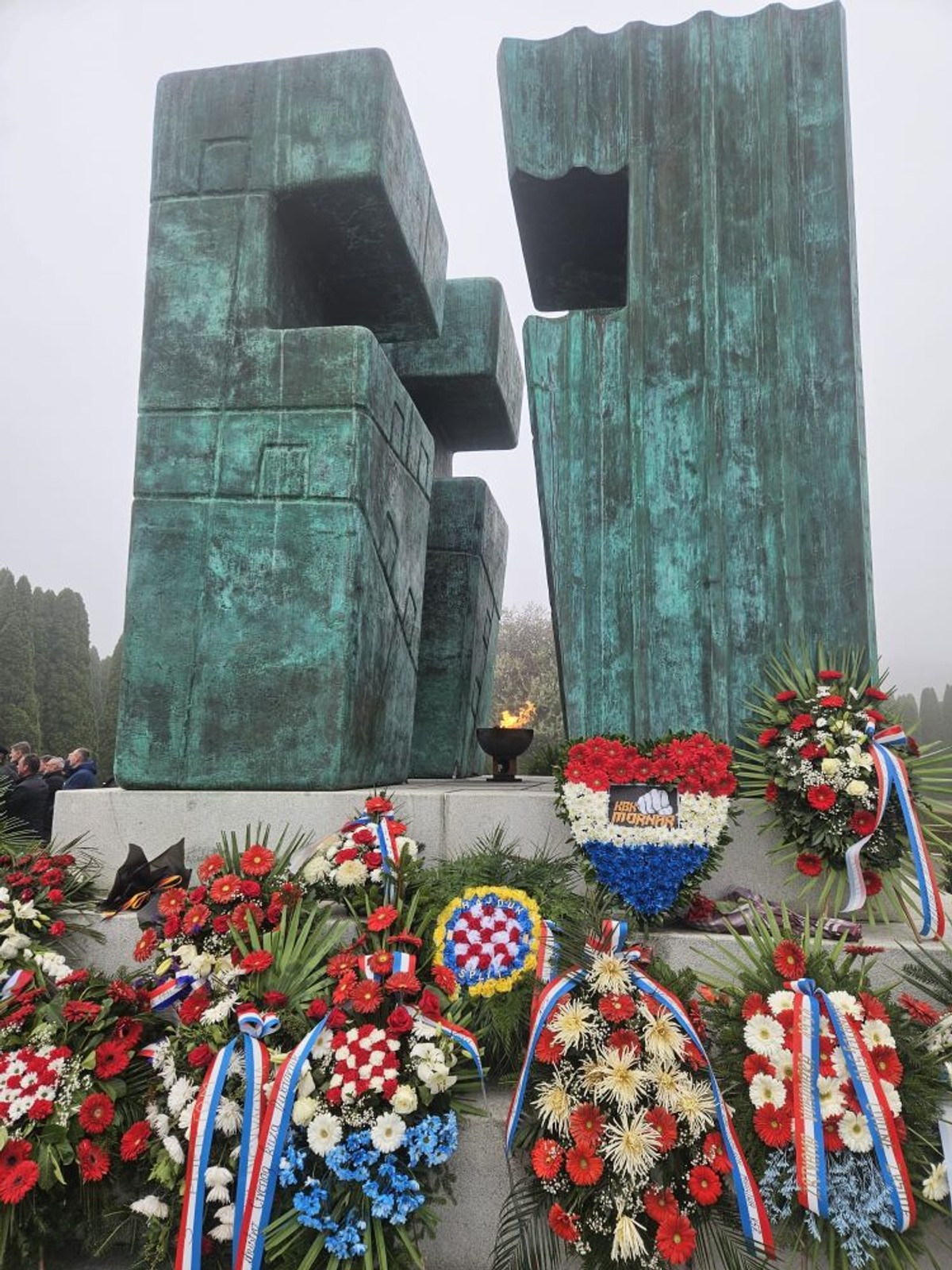 Vijenci s Hajdukovim grbom u Vukovaru