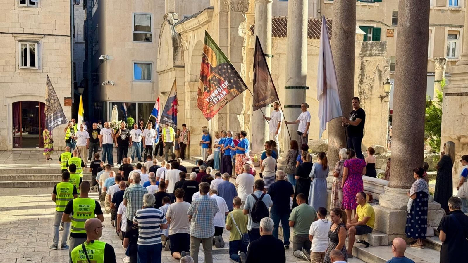 FOTO/VIDEO Molitelji i ove subote klečali na Peristilu