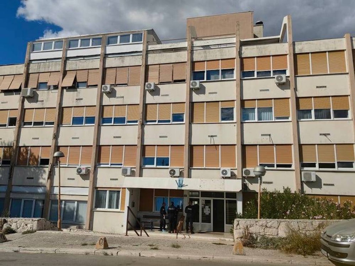 TRAGEDIJA U KOPILICI Kolegu ubo olovkom u vrat, popeo se na vrh zgrade i bacio