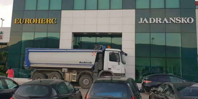 Vlasnik tvrtke Bešlić objasnio zašto je blokirao ulaze u zgradu osiguranja na Kmanu