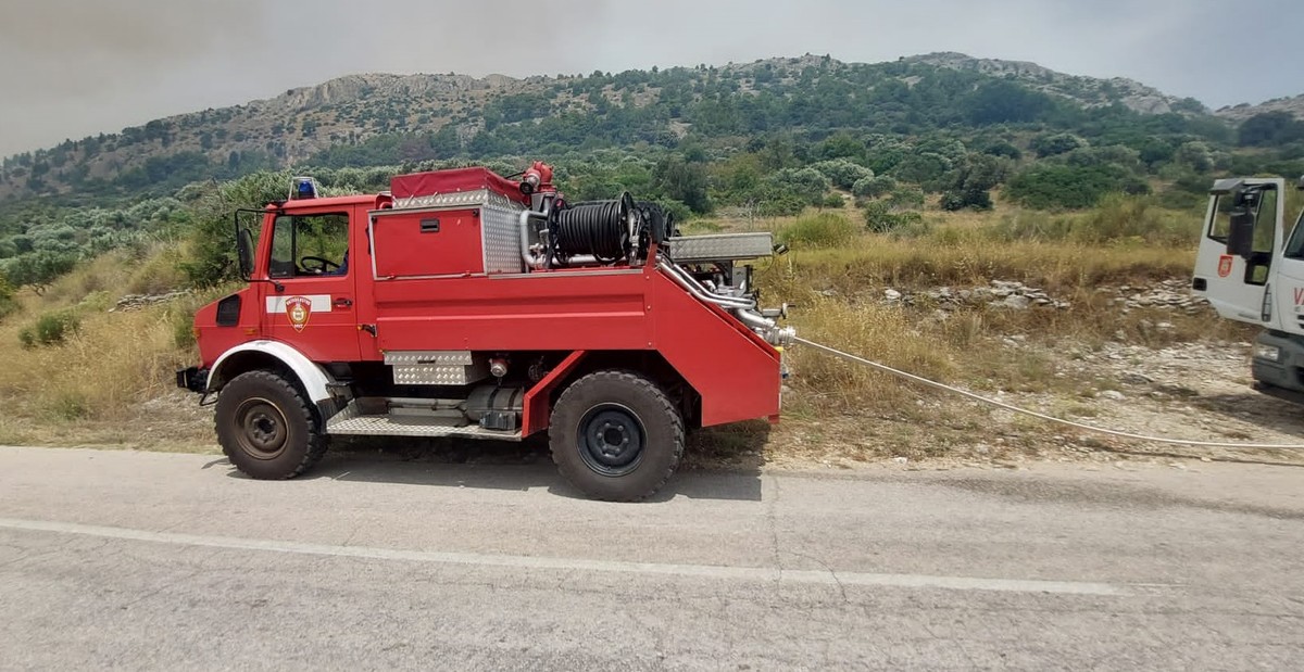 FOTO/VIDEO: POŽAR U GREBAŠTICI Vatra se više ne širi, objekti nisu ugroženi