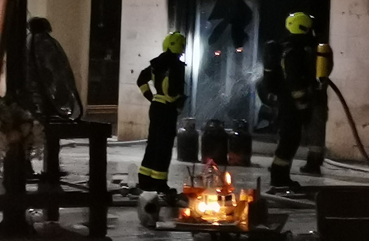 POŽAR U CENTRU SPLITA: Gori u restoranu na Pjaci!