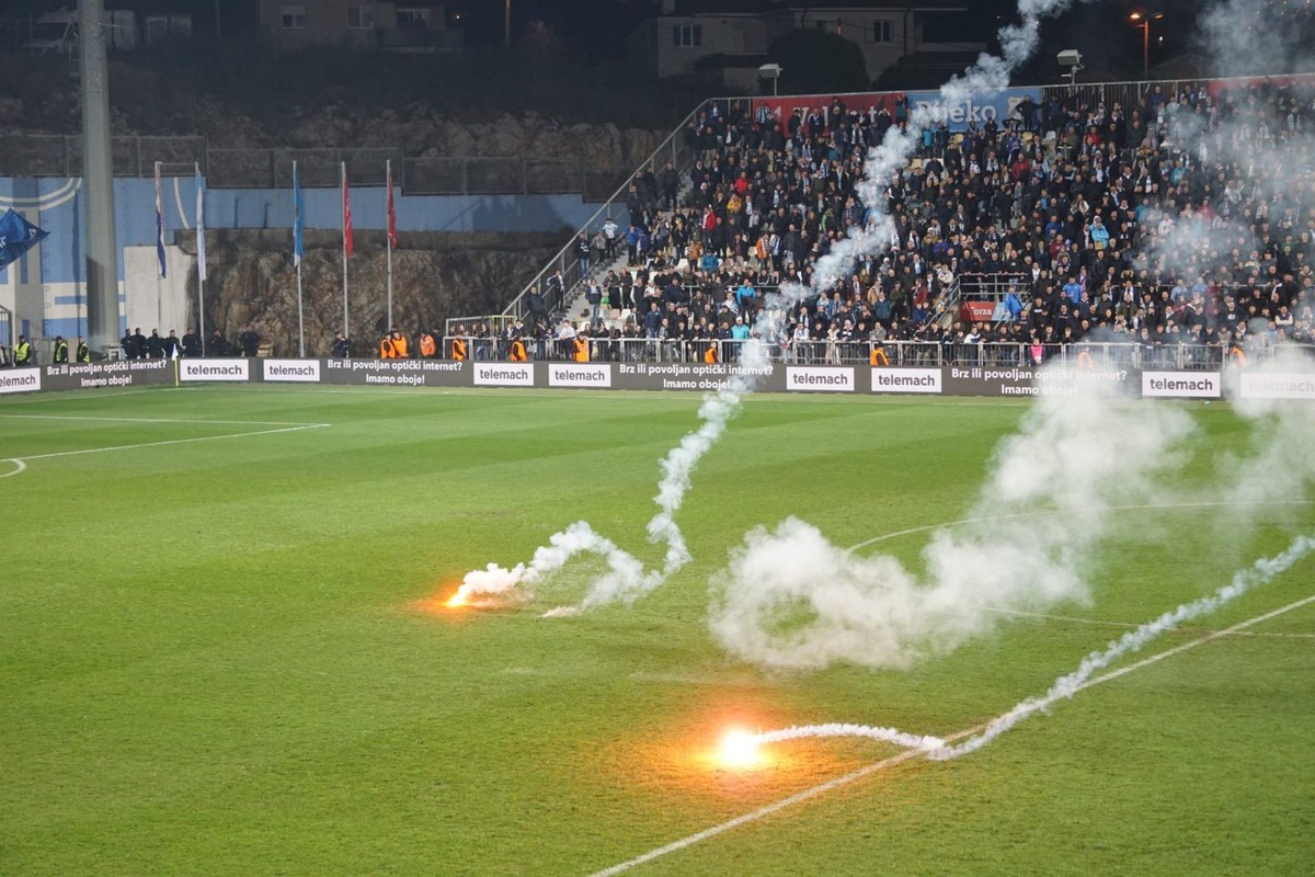 FOTO: Torcida ispaljivala rakete preko centra igrališta