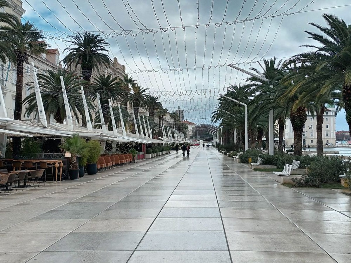 Prazna zimska Riva | foto: Veljko Martinović