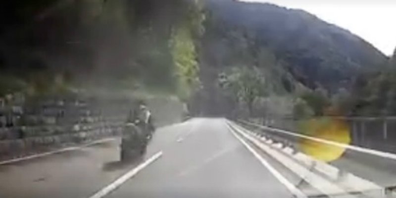 MALO JE FALILO Pogledajte kako je motorist prošao kroz zavoj 