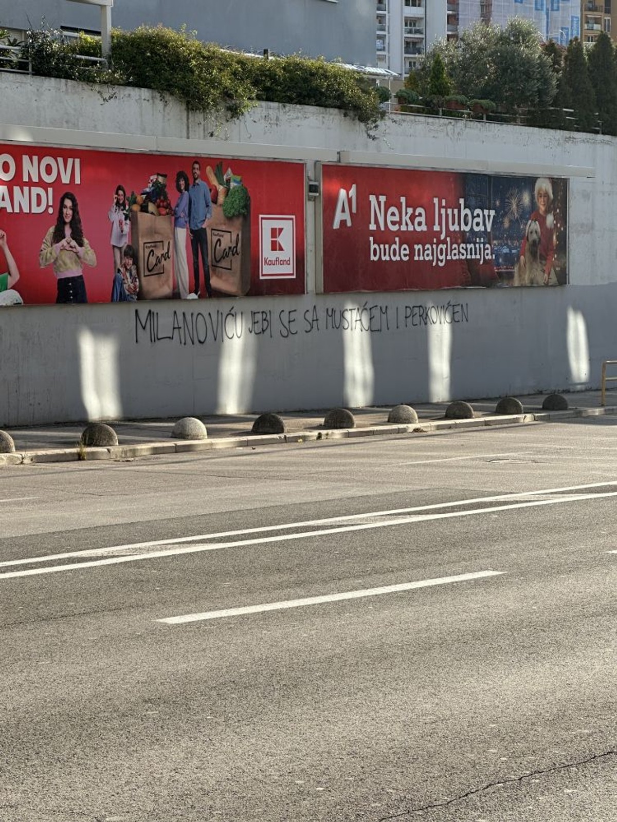 ZAPADNA OBALA Osvanuli uvredljivi grafiti upućeni Milanoviću
