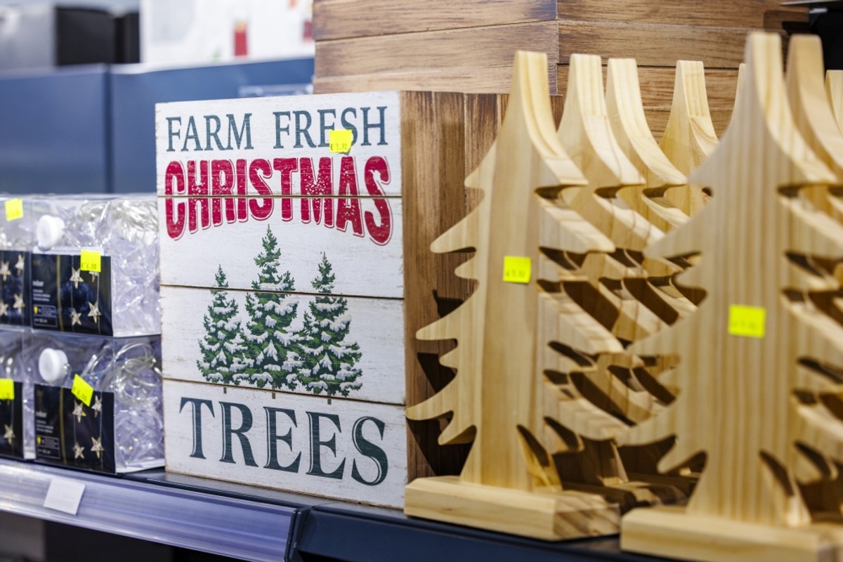 Božićna groznica trese Dalmaciju: U kaštelanskom outletu krenuo Black Friday! Božićni asortiman na 50% popusta, a na rasprodaji su stabla maslina i limuna