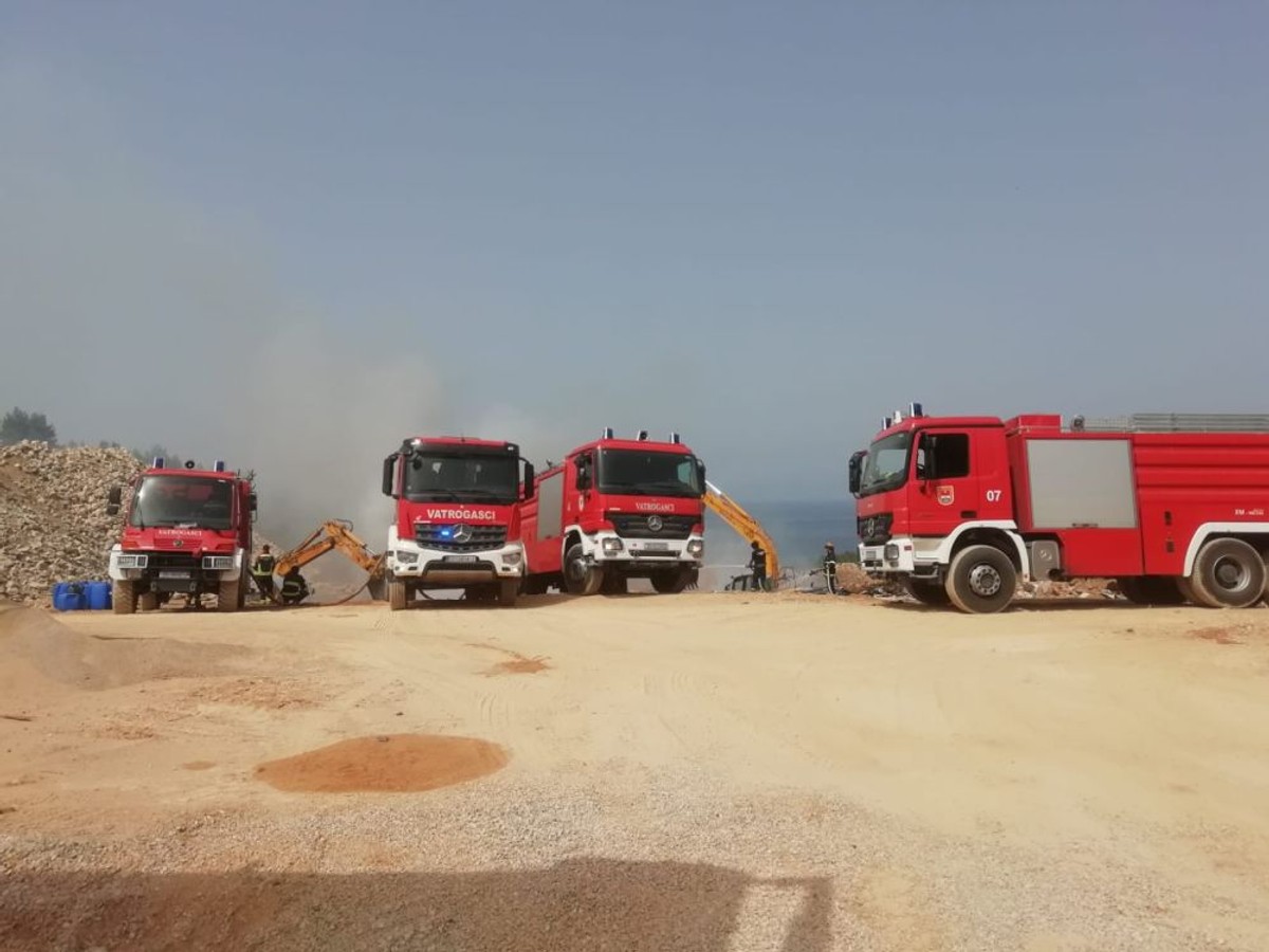Požar na deponiju | foto: DVD Jelsa