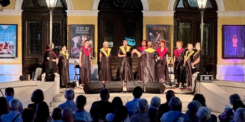 'PADAJ SILO I NEPRAVDO' Nekoliko partizanskih pjesama zapjevalo se ispred teatra