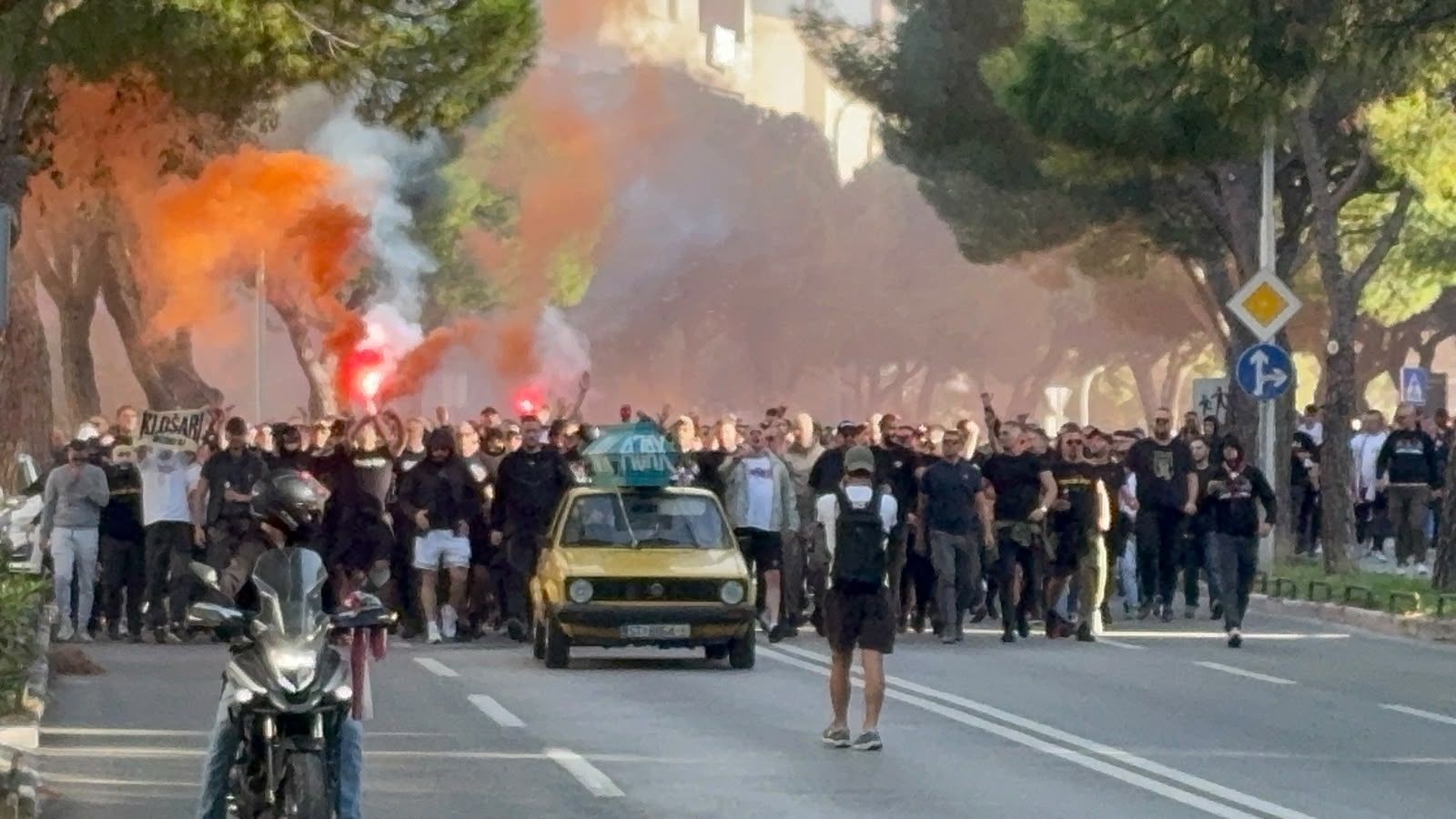 VIDEO/FOTO Krenuo korteo Torcide, ispred ide mrtvački kovčeg s natpisom 'Ajax'