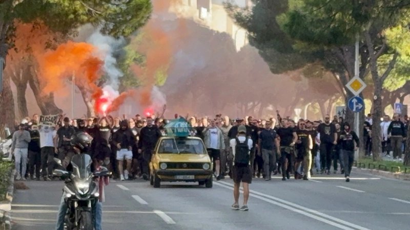 VIDEO/FOTO Krenuo korteo Torcide, ispred ide mrtvački kovčeg s natpisom 'Ajax'