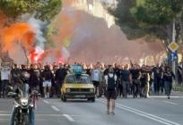 VIDEO/FOTO Krenuo korteo Torcide, ispred ide mrtvački kovčeg s natpisom 'Ajax'