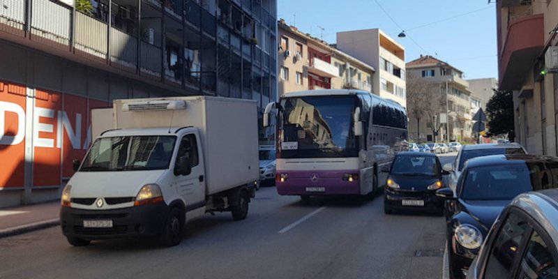JUTROS U ZVONIMIROVOJ: Kad na cesti parkiraju kamion i Smart...