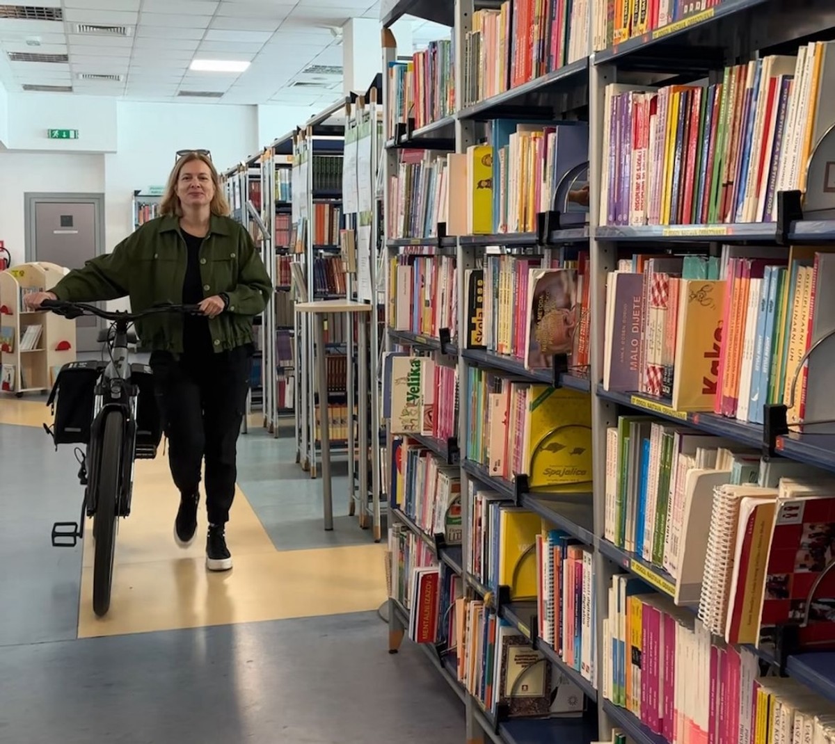 Knjižničarka na biciklu