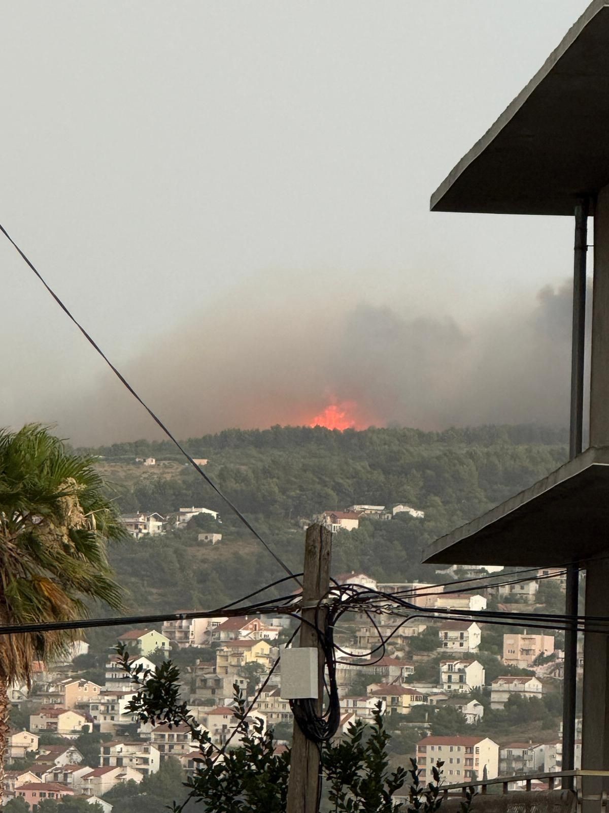 FOTO/VIDEO Munje izazvale više požara u Splitu i okolici