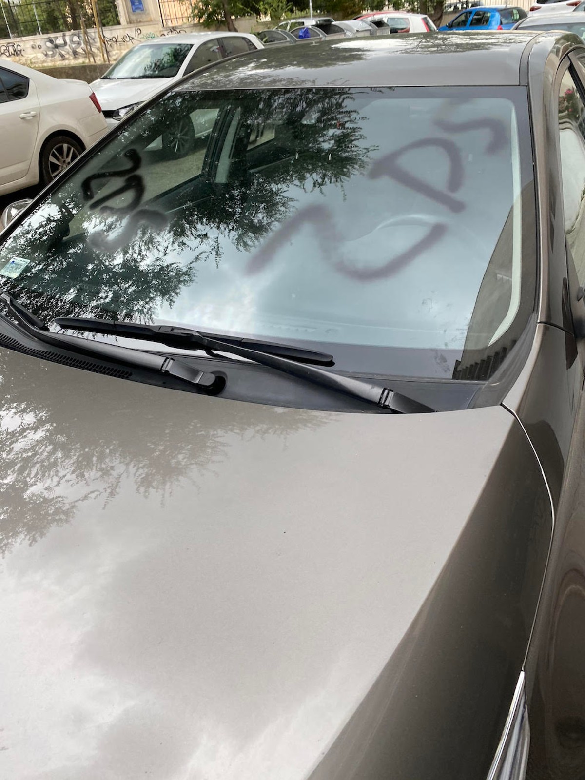 VANDALIZAM U SPINUTU Na Toyoti beogradskih registracija ispisani grafiti 'Pali traktor', 'Ubij Srbina' i 'ZDS'