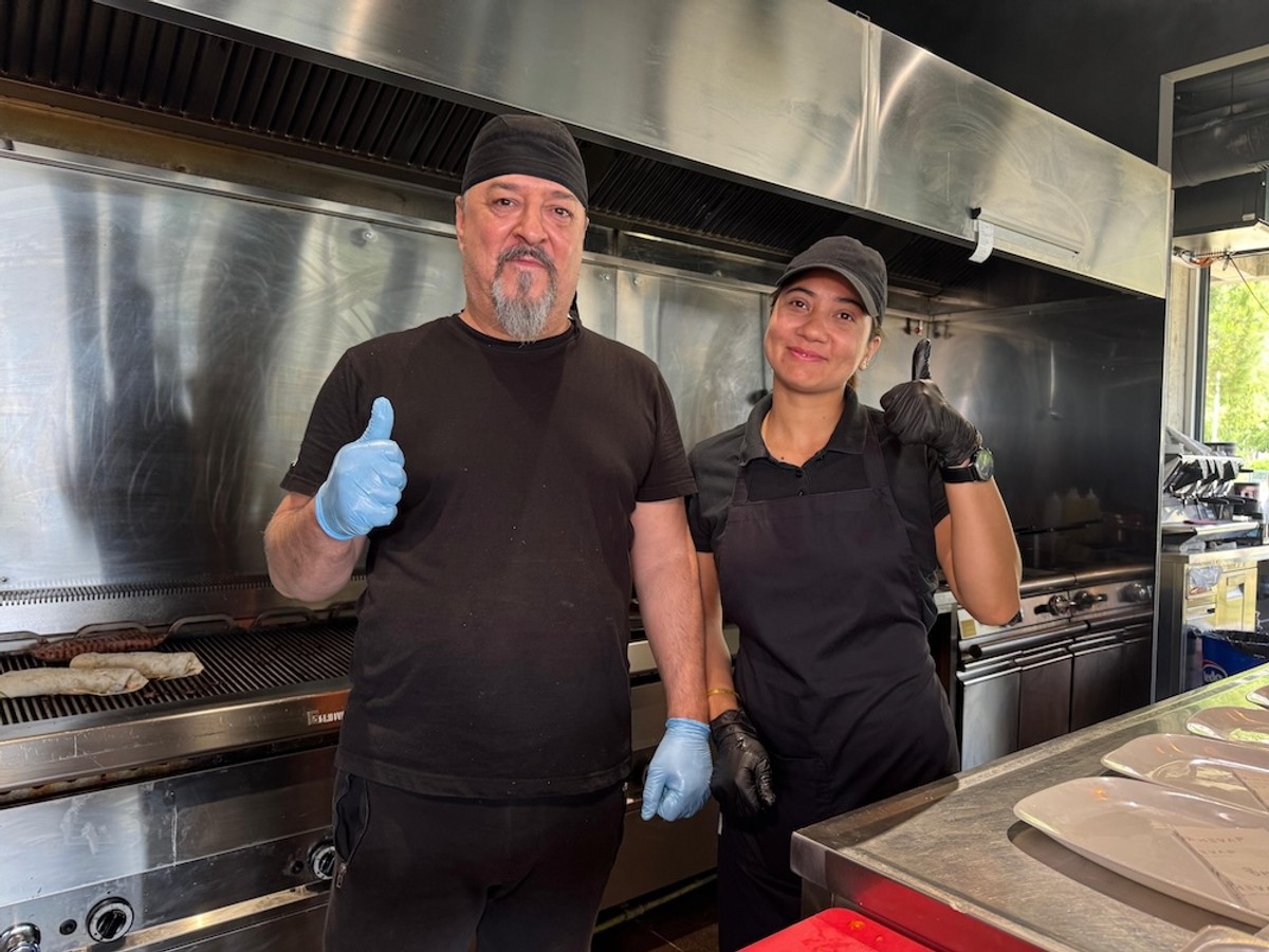 VIDEO Duje Pisac ponovno nudi 'najbolje ćevape s najboljim pogledom' u Omišu, uskoro otvara rooftop bar sa specijalnom ponudom