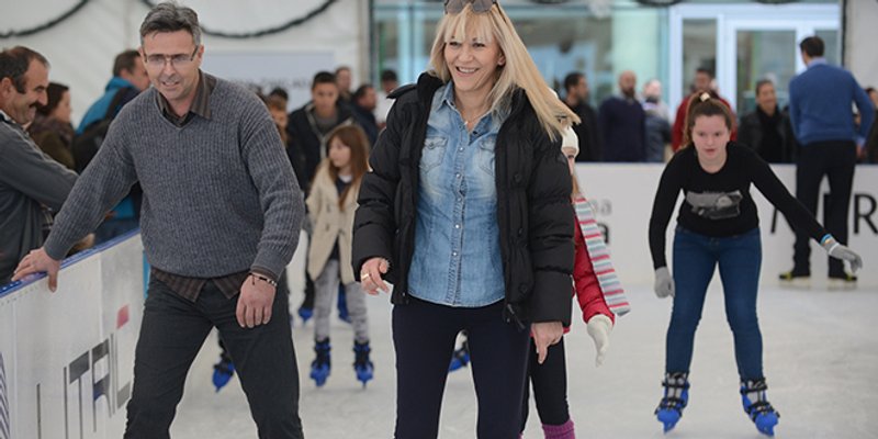 U nedjelju počinje Božićna bajka u Podstrani, otvara se klizalište s pogledom na more!