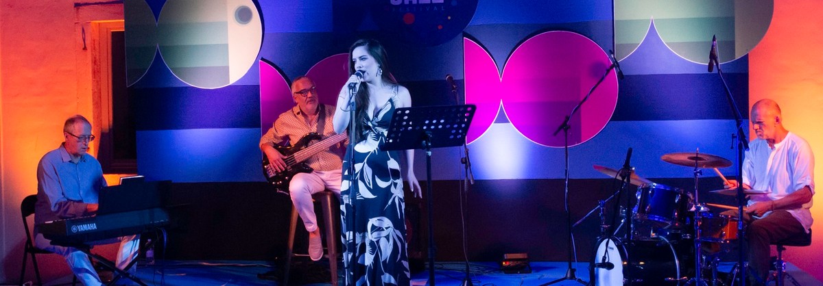 TEATAR UZ MORE Najljepši evergreeni u izvedbi masteralnog sastava Black Coffee i Ane Uršule Najev