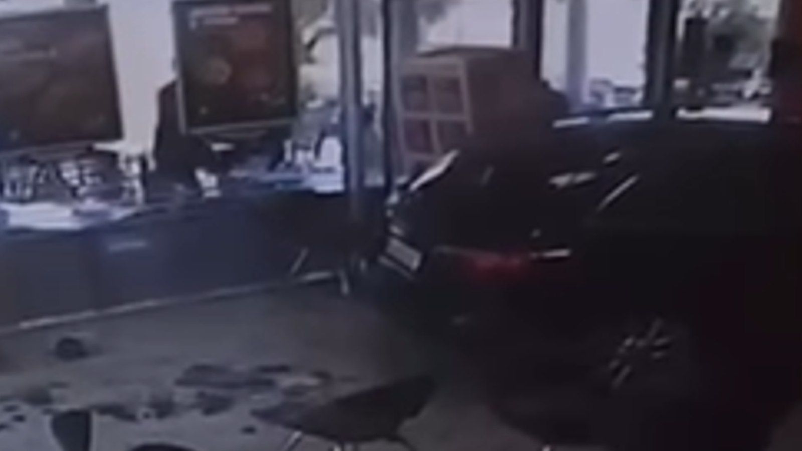VIDEO Pogledajte trenutak kada je automobil uletio u kafić na A1: Sve se dogodilo u sekundi