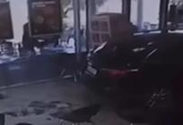 VIDEO Pogledajte trenutak kada je automobil uletio u kafić na A1: Sve se dogodilo u sekundi
