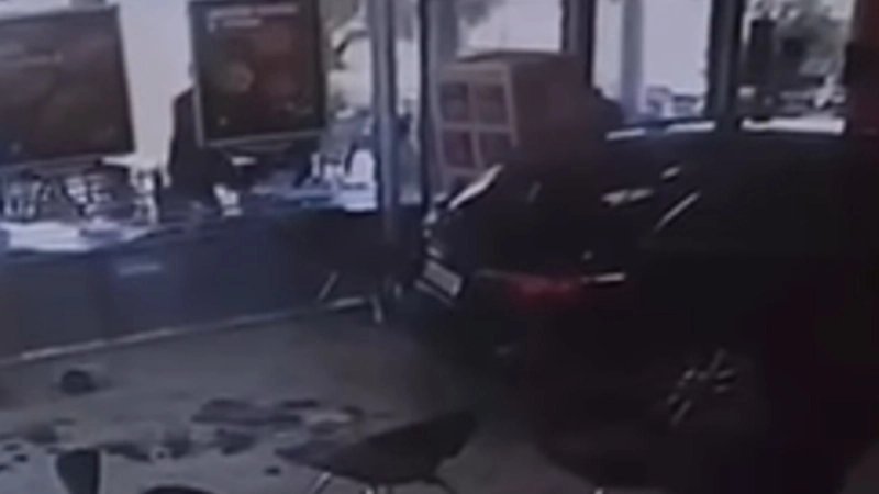 VIDEO Pogledajte trenutak kada je automobil uletio u kafić na A1: Sve se dogodilo u sekundi