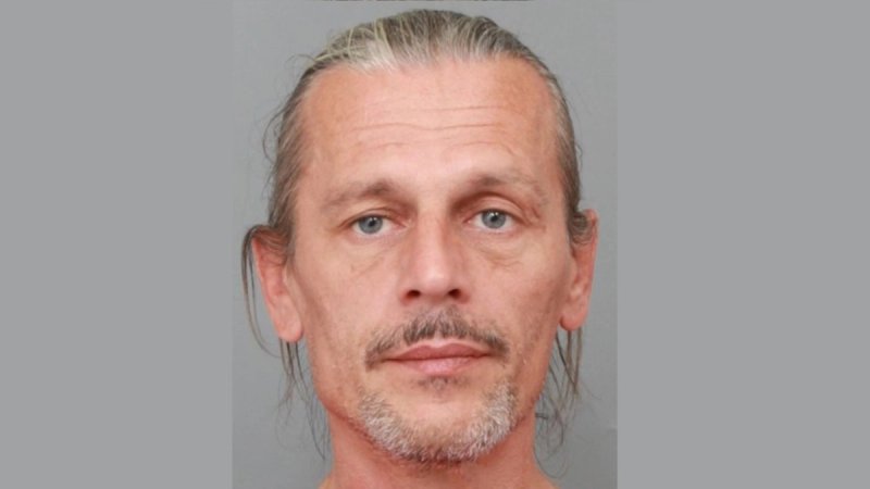 JESTE LI GA VIDJELI? Zatvorenik pobjegao policiji ispred suda