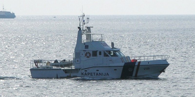 LEŽERNI ODMOR NA SLUŽBENOM BRODU Šinjorine u toplesu i kupanje na brodu Lučke kapetanije