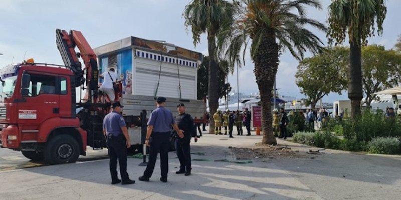 DRAMA U CENTRU SPLITA Uklonjena trafika kod Turističke palače, žena nije htjela izaći, intervenirali su vatrogasci i policija