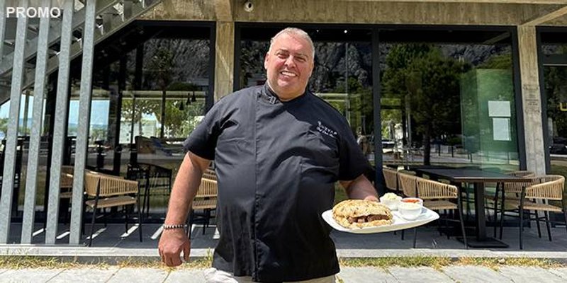 VIDEO Duje Pisac ponovno nudi 'najbolje ćevape s najboljim pogledom' u Omišu, uskoro otvara rooftop bar sa specijalnom ponudom