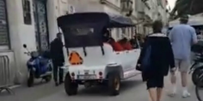 BEZOBRAZLUK U SPLITU: Pogledajte kako je oldtimerom turiste provozao kroz Marmontovu