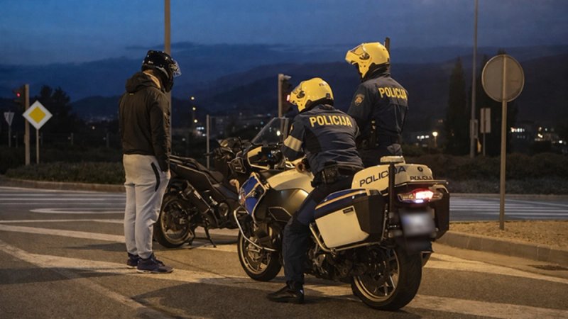 NOĆNA AKCIJA SPLITSKE POLICIJE Izvanredni tehnički pregled, 'palo' 30 vozila