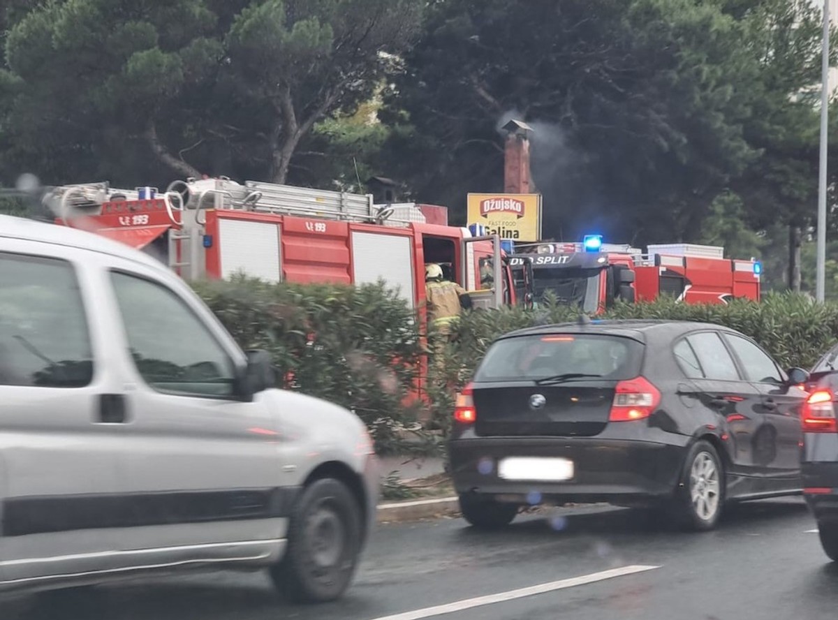 FOTO Zapalila se poznata pečenjarnica Galina, na terenu vatrogasci i policija