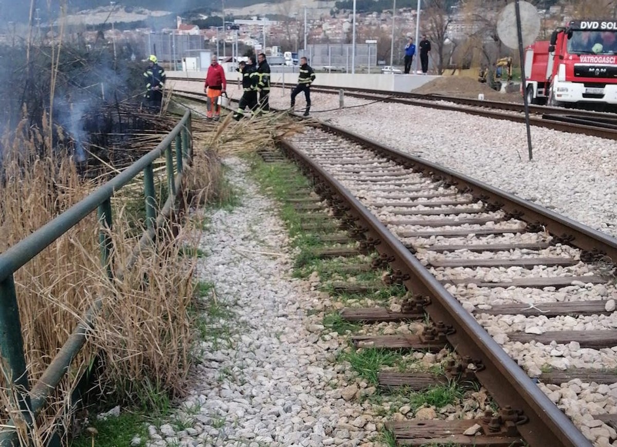 SPAŠENI I BRODOVI Požar kraj tračnica u Solinu