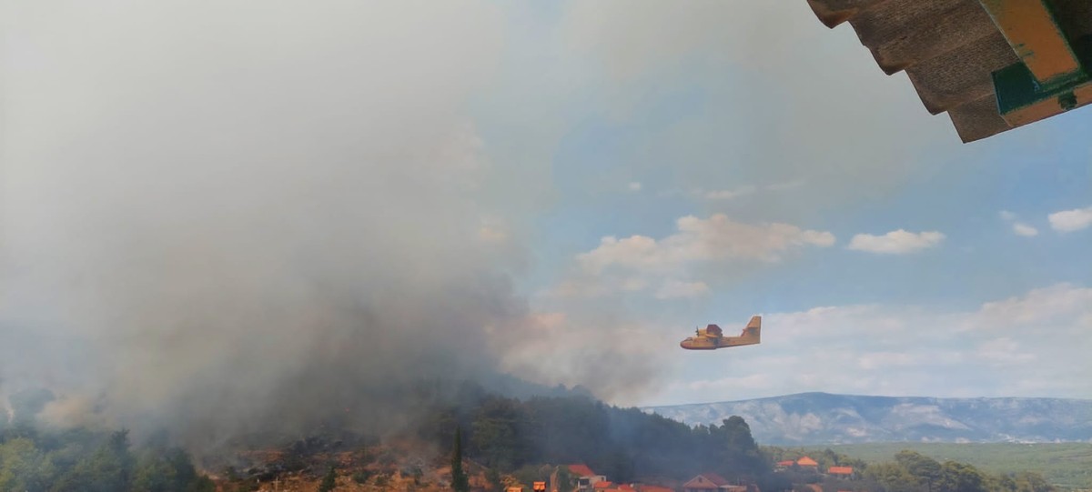 FOTO/VIDEO Požar na Hvaru i dalje bukti, donosimo snimke s terena