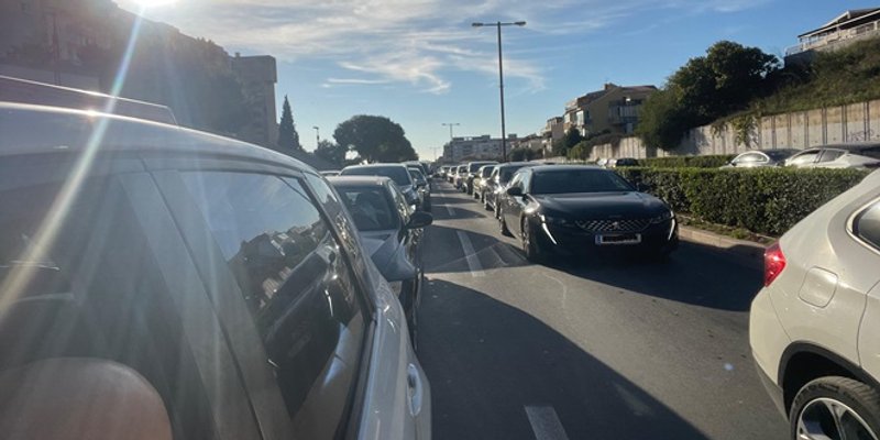 IZVANREDNA SITUACIJA: U prometnom kaosu zastao je i gradski autobus