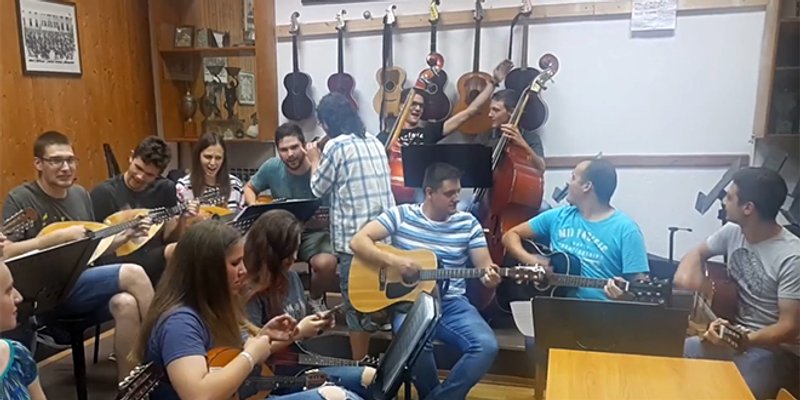 VIDEO: KUD Jedinstvo pjesmom zaželjelo Hajduku da donese trofej u Split