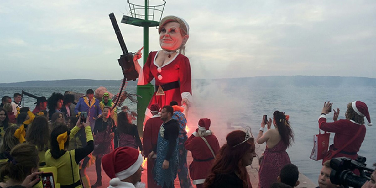 U Kaštelima je u pepel otišao lik predsjednice, uz poruku 'Jakove, izdrži'