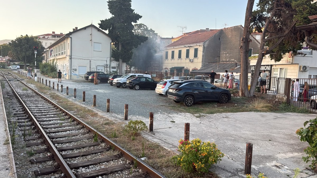 VIDEO Izbio požar iza glavnog splitskog kolodvora
