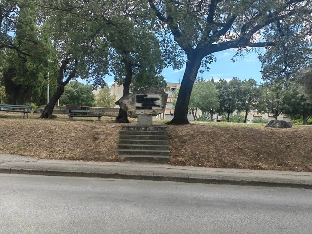 VIDEO: VANDALSKI ČIN Crnim autolakom posprejana spomen ploča Prvom splitskom partizanskom odredu na Plokitama