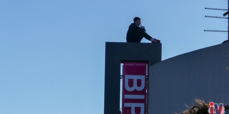 VIDEO: MLADI NAVIJAČ SATIMA NA VRHU ZGRADE Prijetio da će se baciti