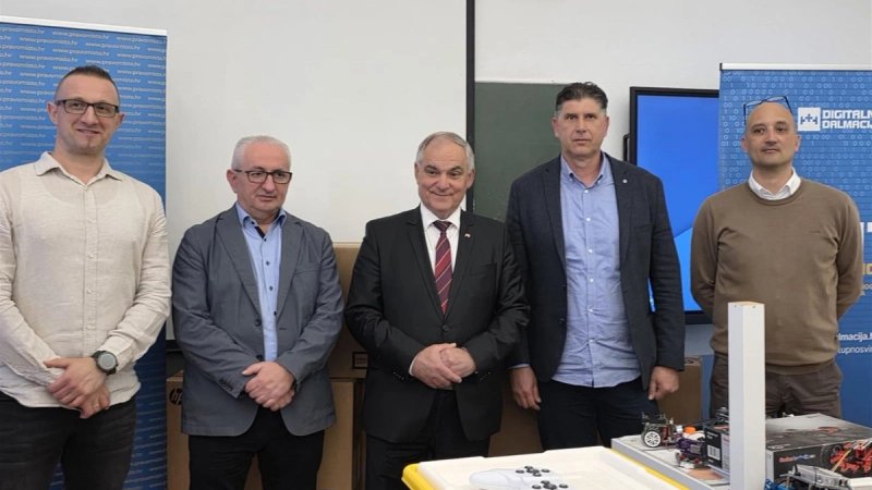 Župan Boban uručio 15 računala školi u Imotskom: 'Cilj nam je ravnomjeran razvoj'